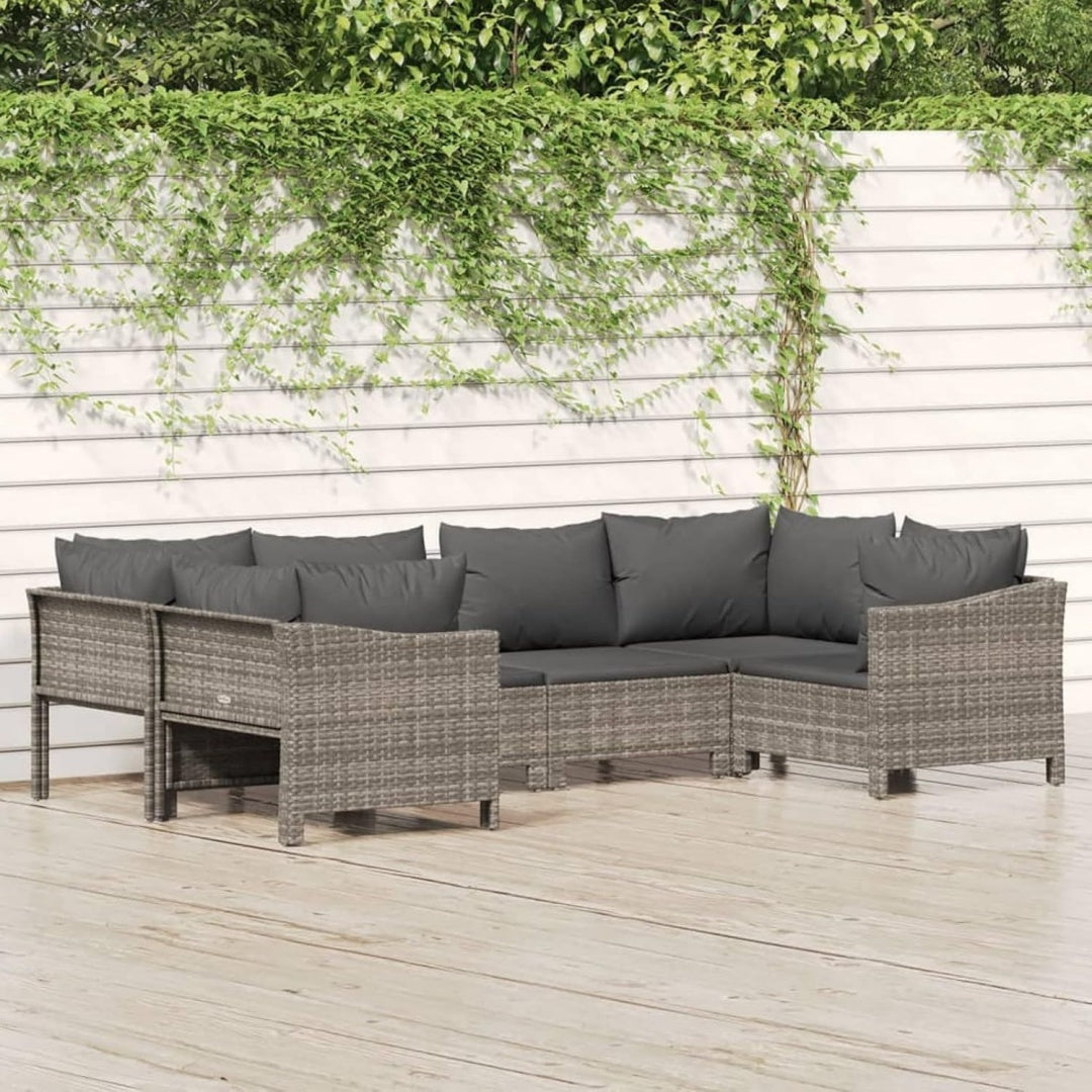 Sofa verbindet Armlehnen und Flechtoptik