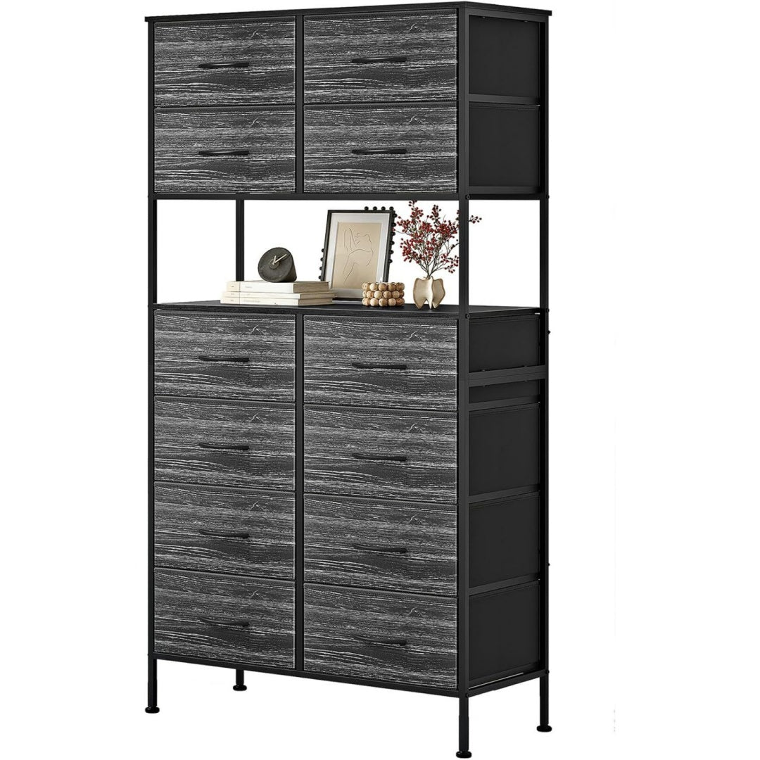 Der Hochschrank nimmt mit 80 x 35 x 163 cm Gestalt an