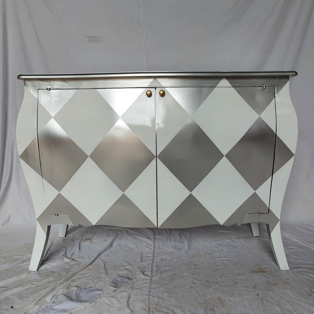 Sideboard in Weiss und Silber mit geschlossenem Stauraum