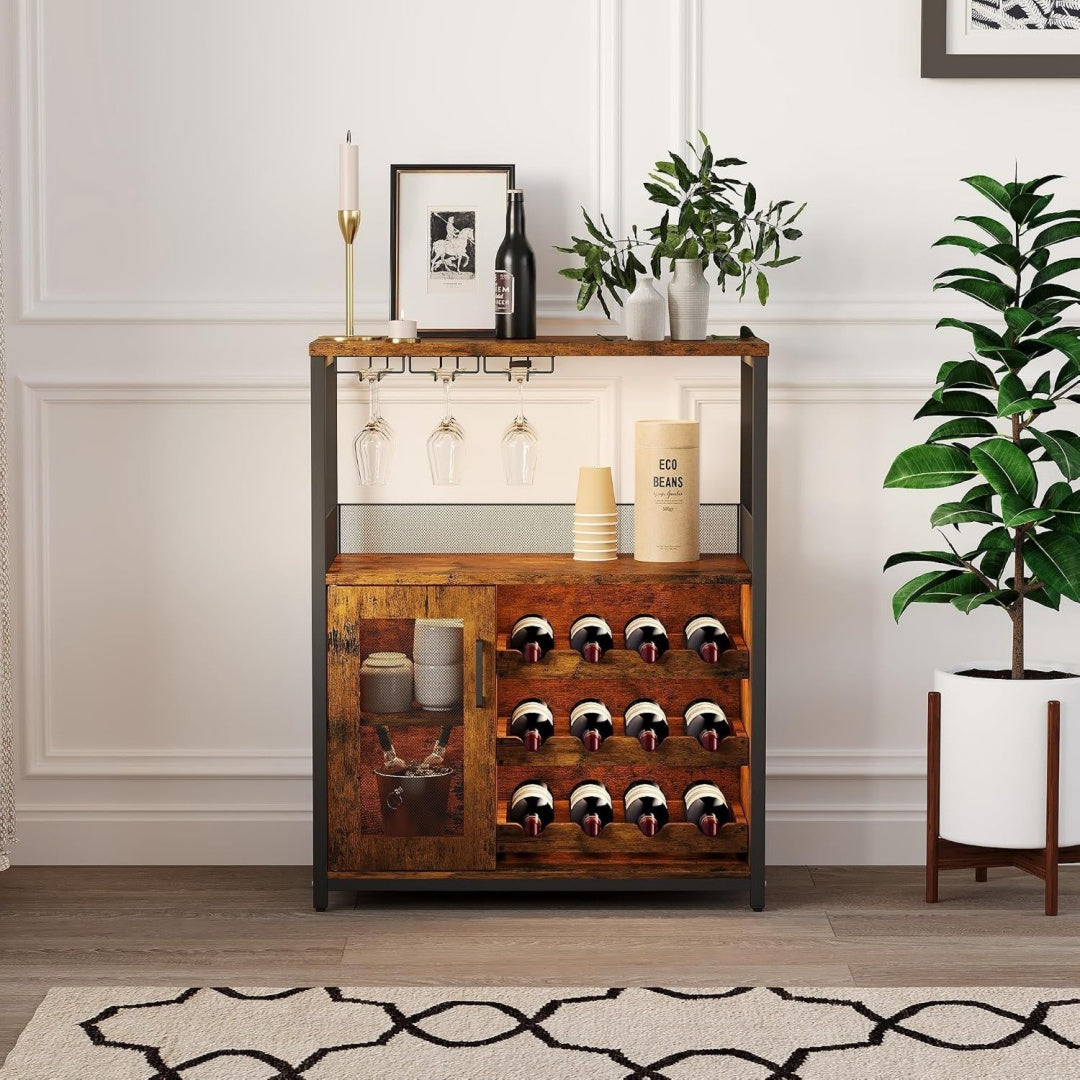Flaschenablagen praegen das Sideboard aus Metall