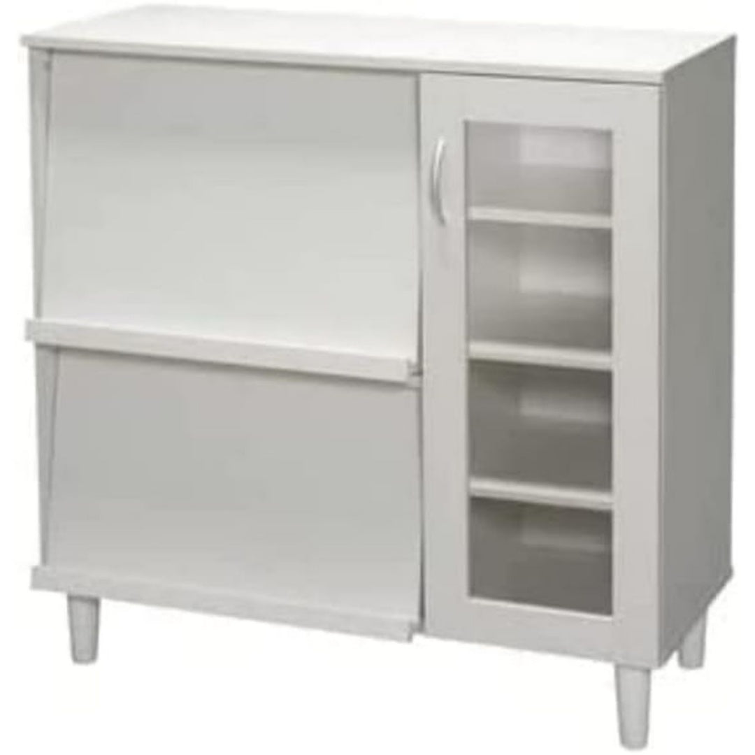 Schubladen und Glastueren an dem Sideboard