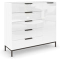 Das Sideboard zeigt sanft schliessende Fronten in Weiss