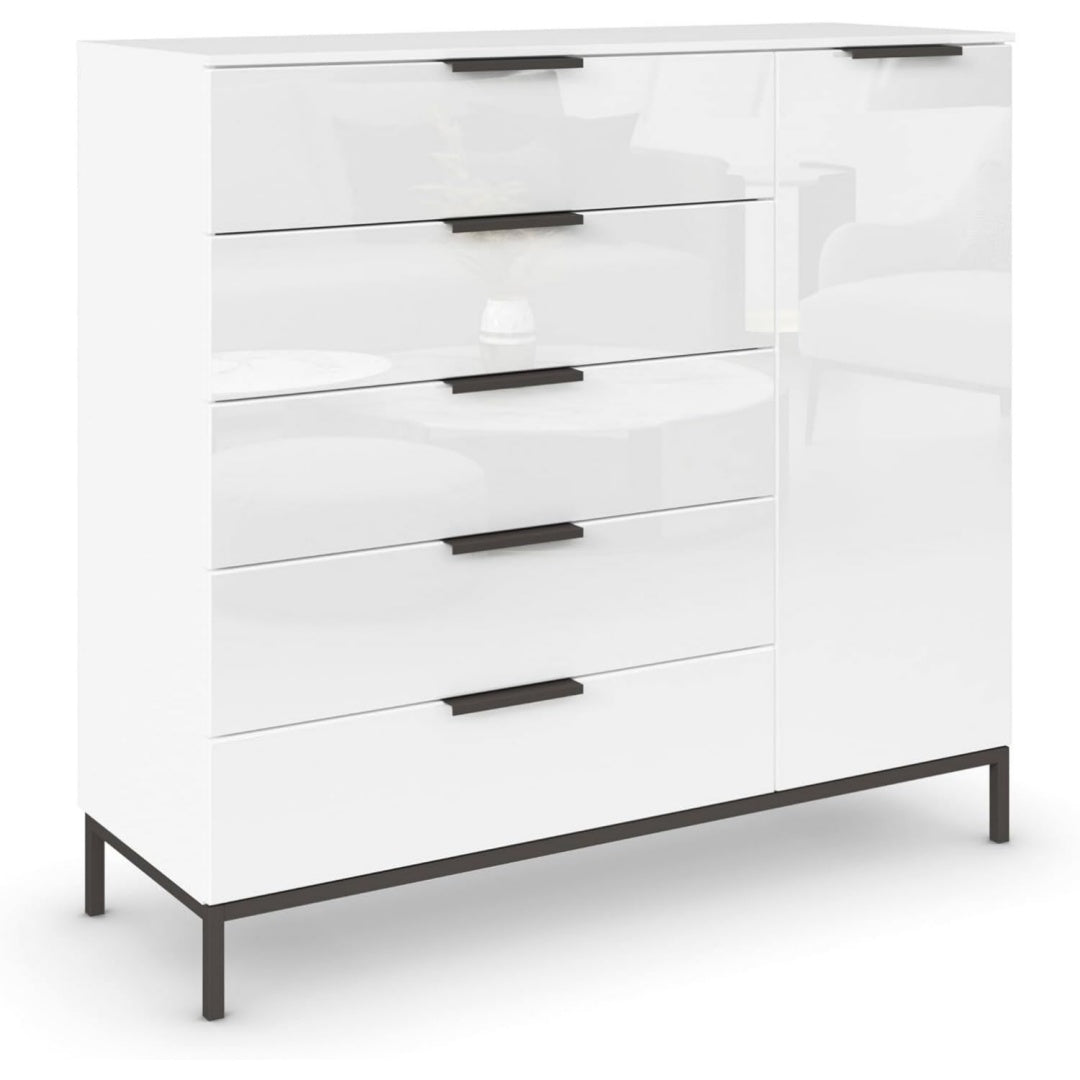 Das Sideboard zeigt sanft schliessende Fronten in Weiss