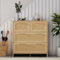Das Sideboard vereint Form und Flechtoptik