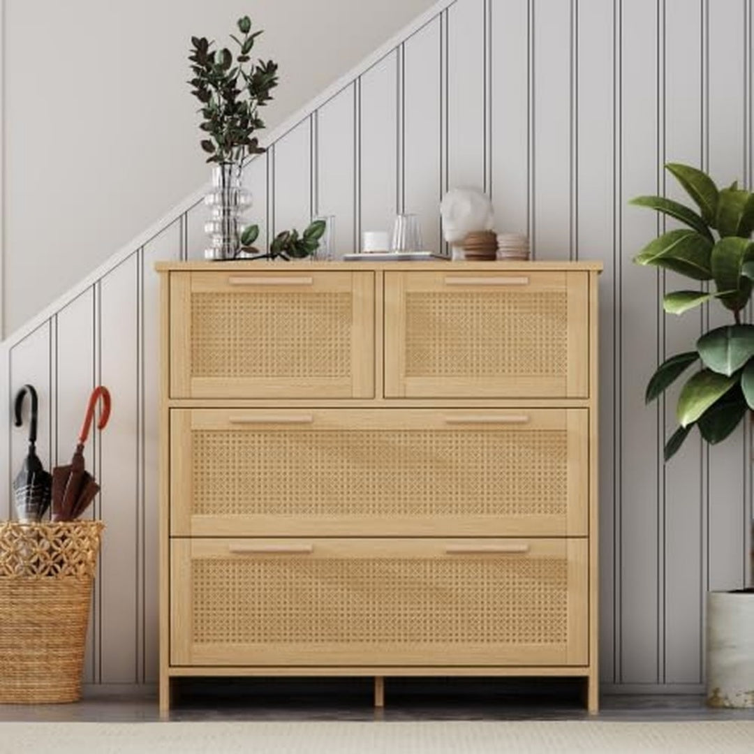 Das Sideboard vereint Form und Flechtoptik
