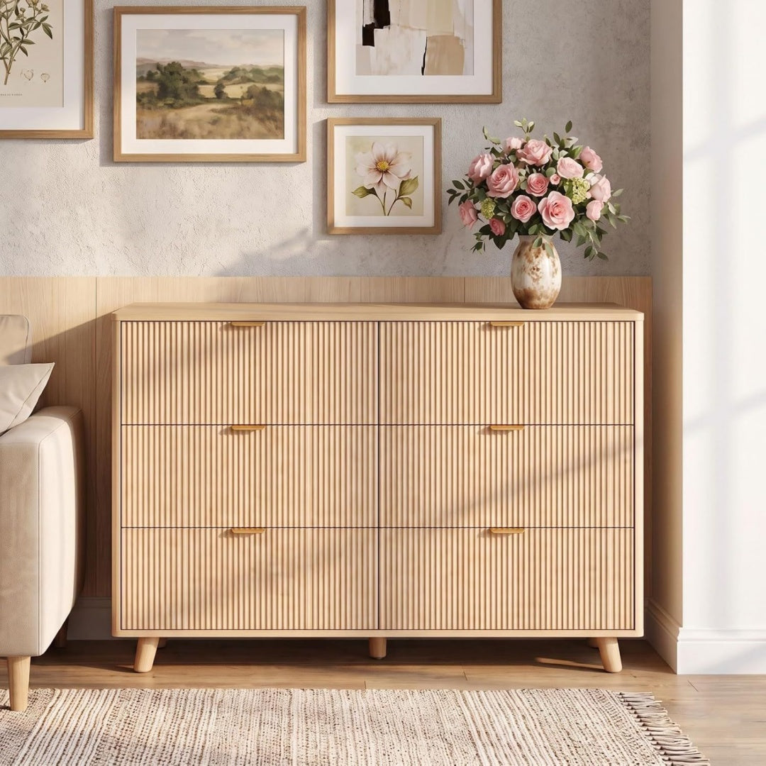 Sideboard verbindet 6 Schubladen und strukturierte Fronten