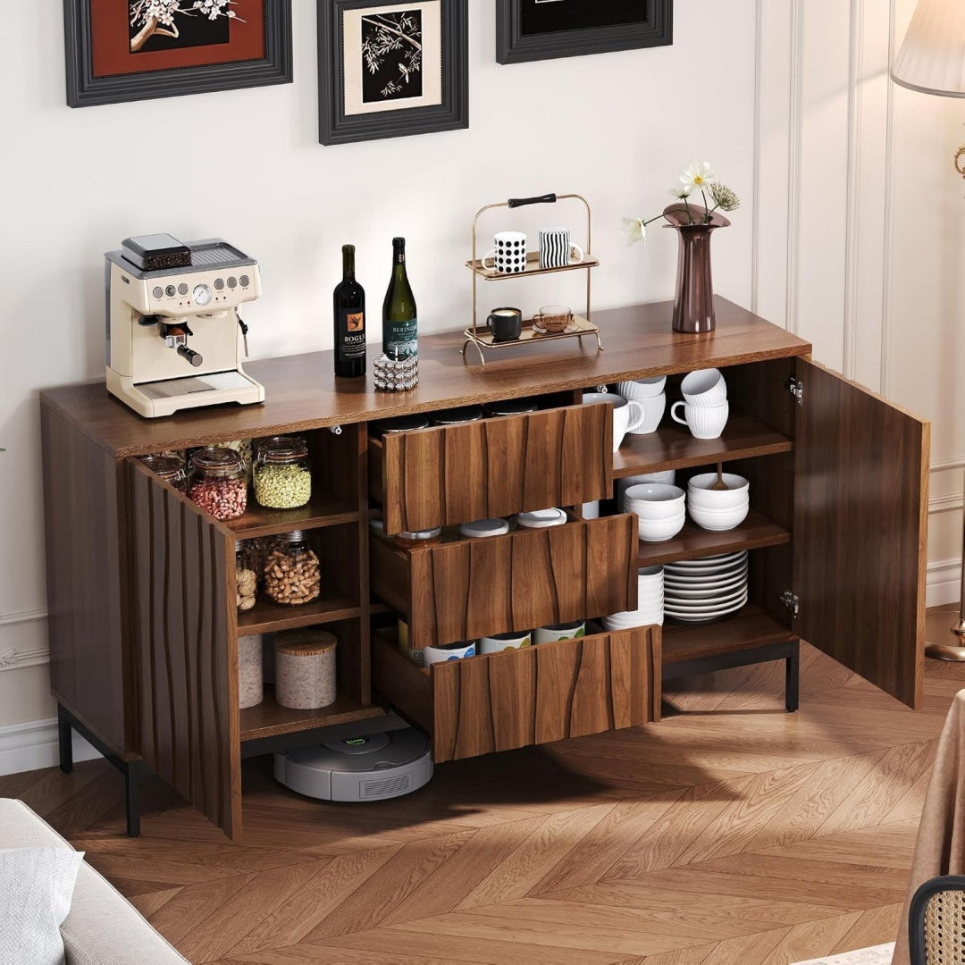 Sideboard verbindet grifflose Fronten und 3 Schubladen